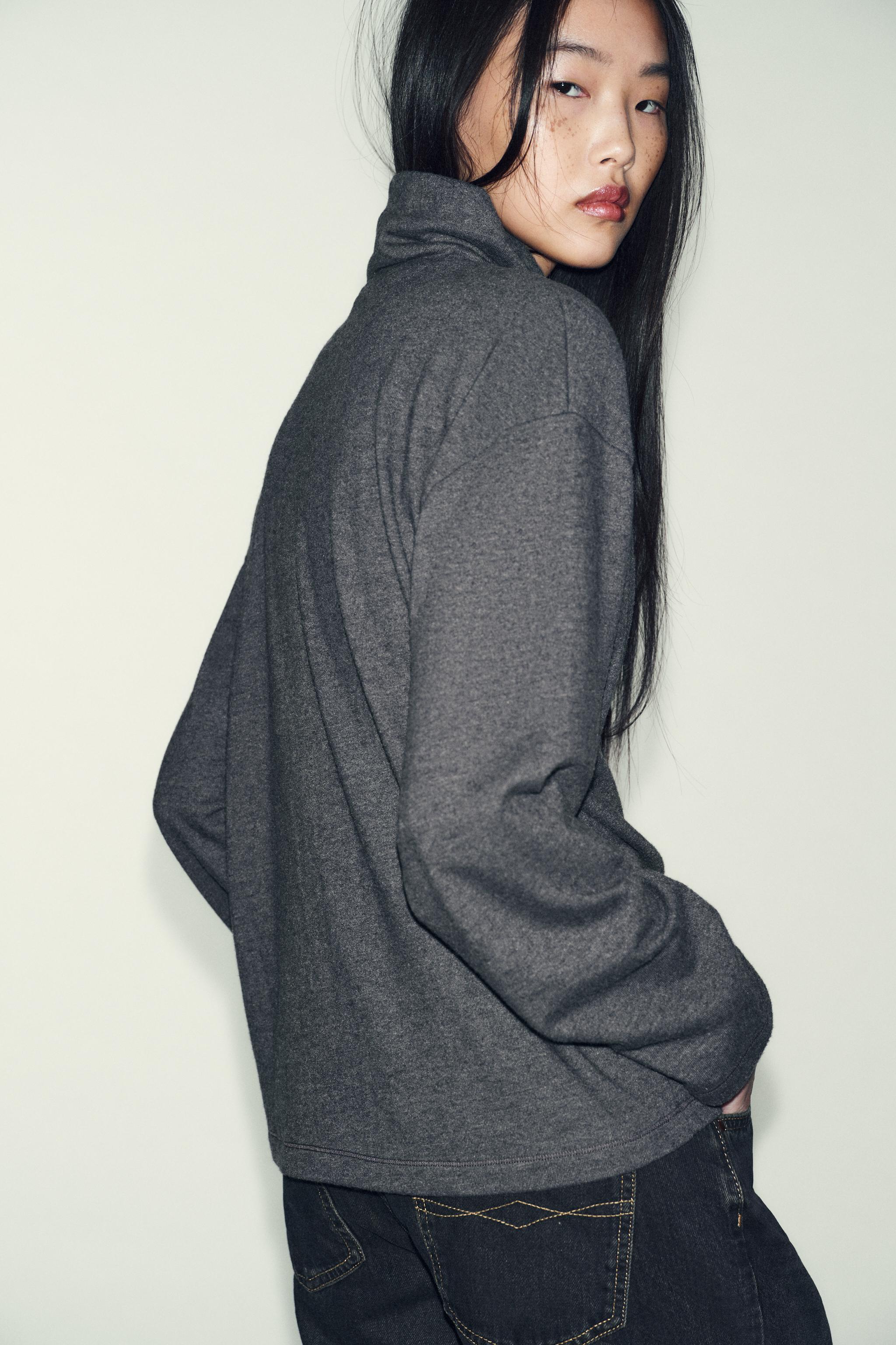 TOP DOUX AVEC DÉCOR MÉTALLIQUE